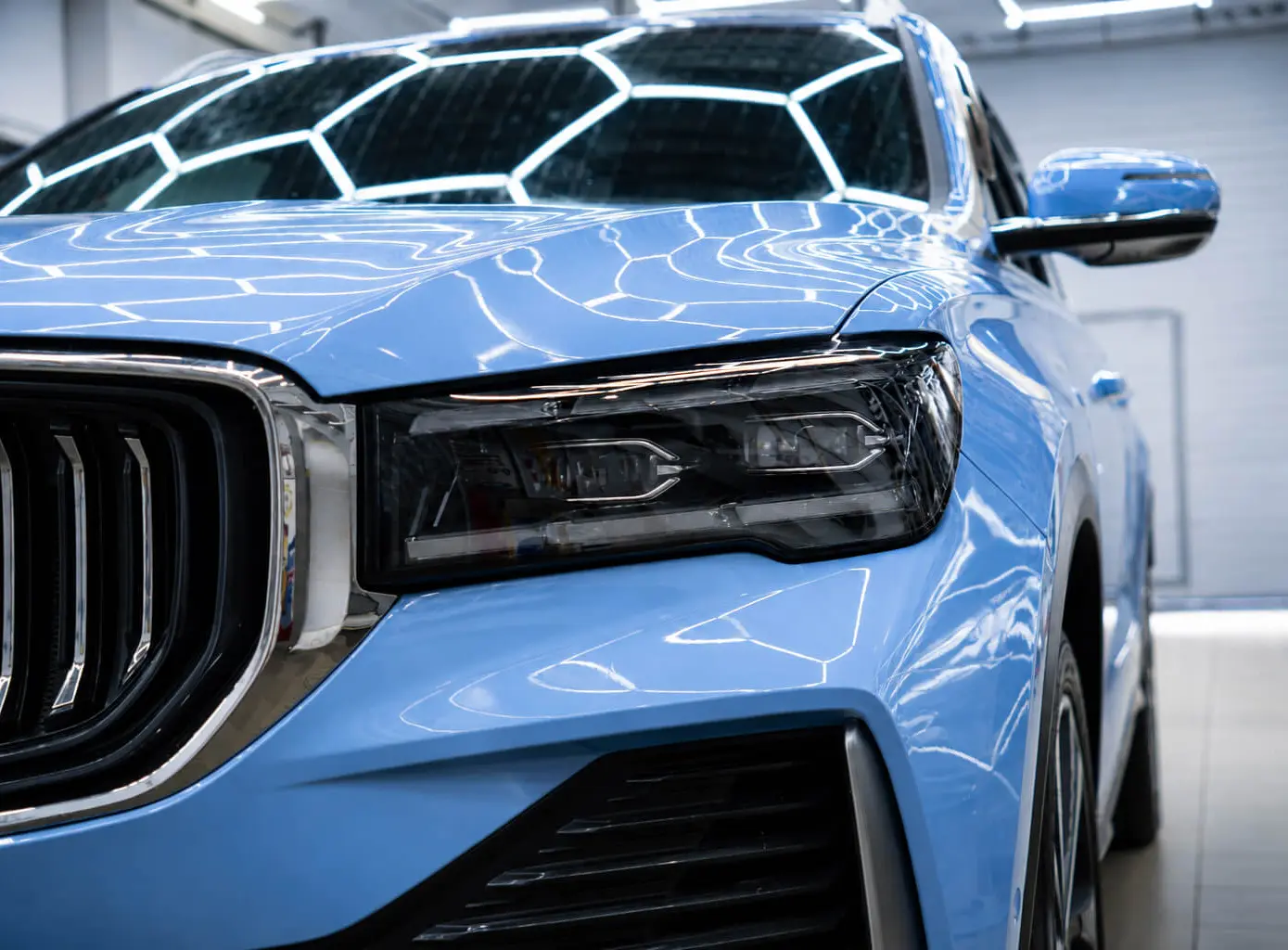 Geely Monjaro в небесно-голубой полиуретановой пленке