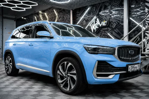Geely Monjaro в небесно-голубой виниловой пленке — фотография 5
