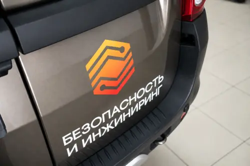 Брендирование LADA Largus Cross для компании «Безопасность и Инжиниринг» - фотография 3