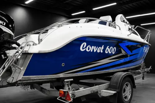 Оклейка лодки Corvet 600 фирменным виниловым дизайном - фотография 3