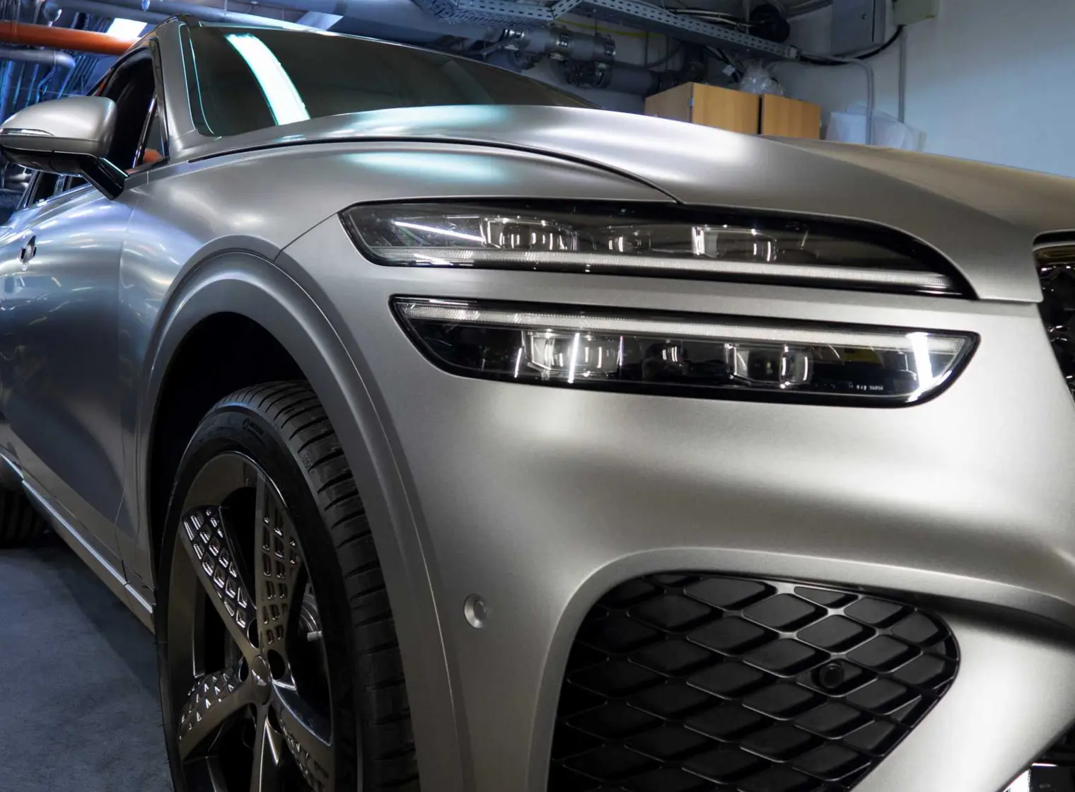 Genesis GV70 - полная оклейка кузова матовой антигравийной плёнкой