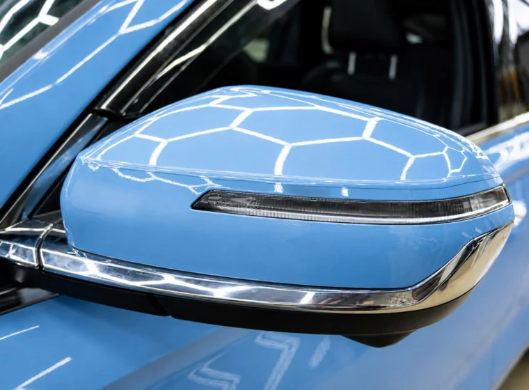 Geely Monjaro в небесно-голубой полиуретановой пленке