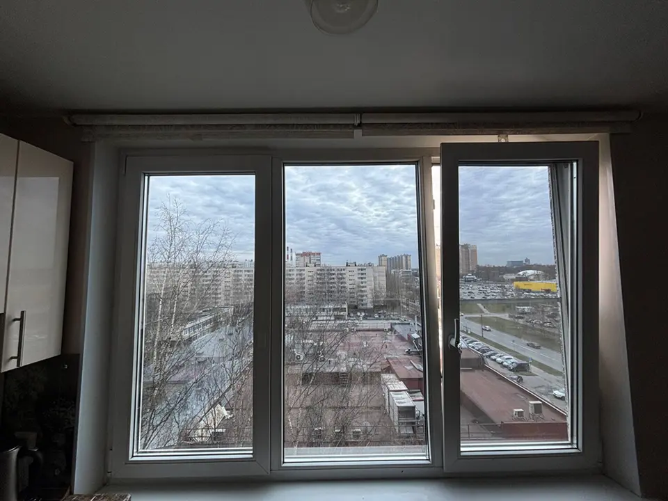 Установка солнцезащитной пленки STR20SISRPS в квартире на Байконурской улице - фотография 1
