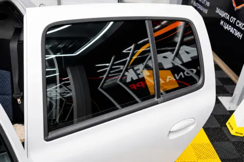 Тонирование Renault Symbol с разной степенью затемнения стекол - фотография 2
