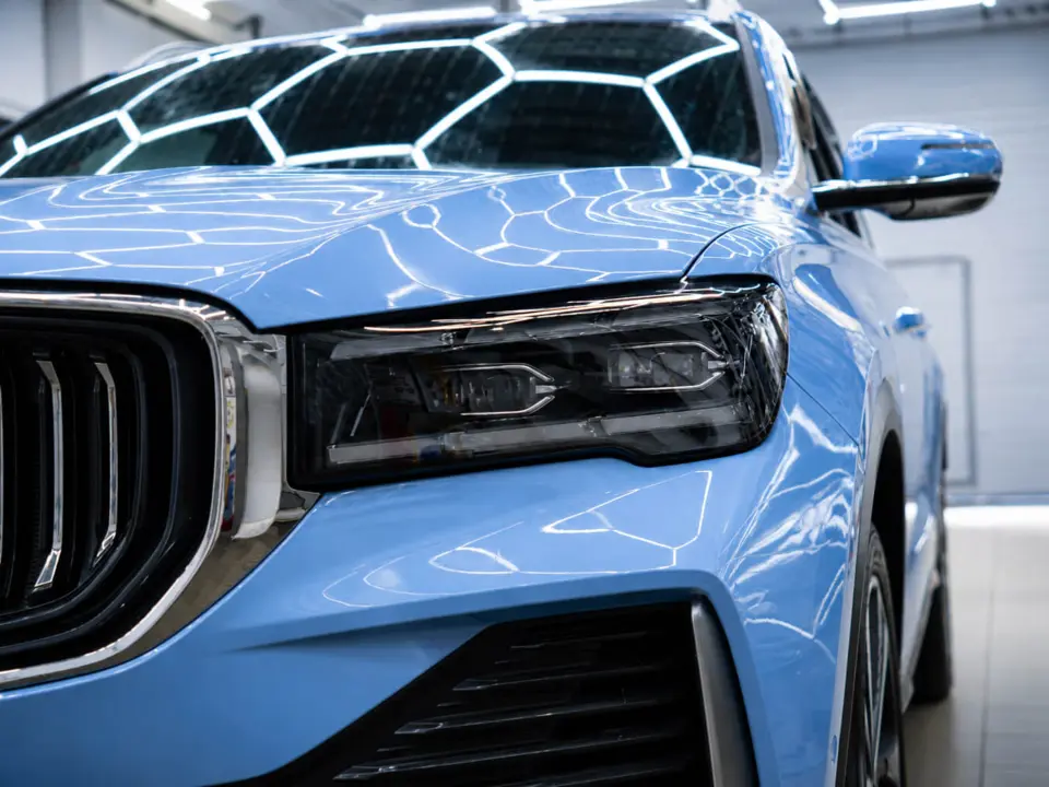Geely Monjaro в небесно-голубой полиуретановой пленке - фотография 1