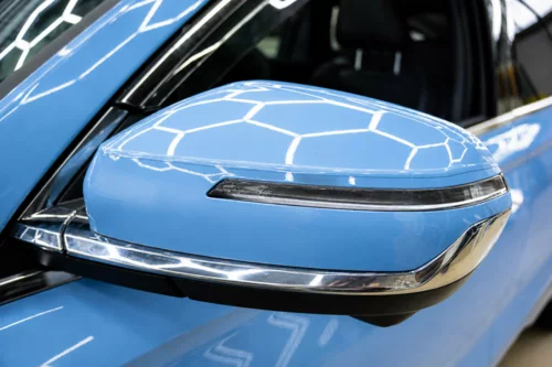 Geely Monjaro в небесно-голубой виниловой пленке — фотография 1