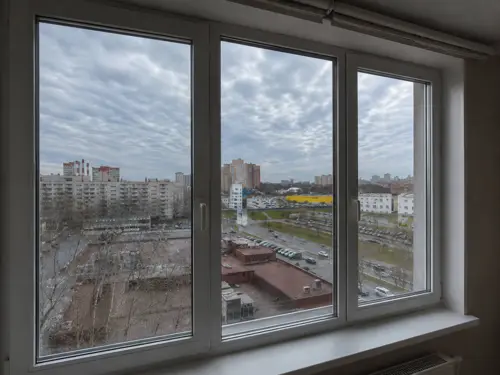 Установка солнцезащитной пленки STR20SISRPS в квартире на Байконурской улице - фотография 3