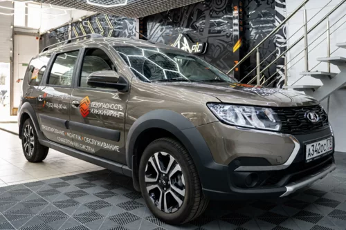 Брендирование LADA Largus Cross для компании «Безопасность и Инжиниринг» — фотография 4