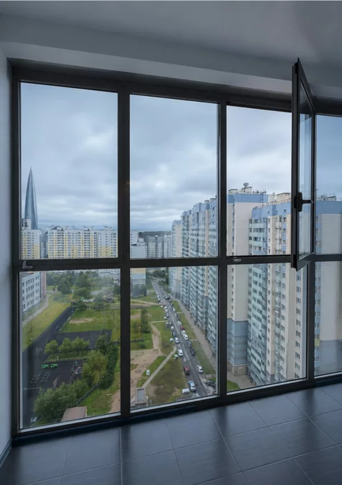 Установка солнцезащитной плёнки STR35SISRPS на панорамное остекление квартиры