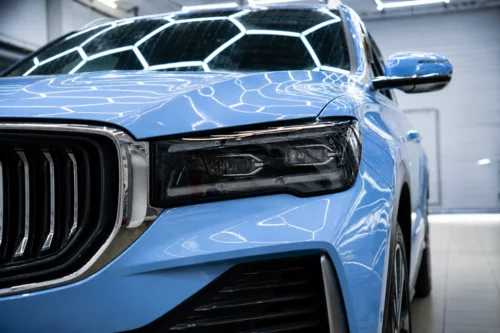 Geely Monjaro в небесно-голубой виниловой пленке — фотография 2