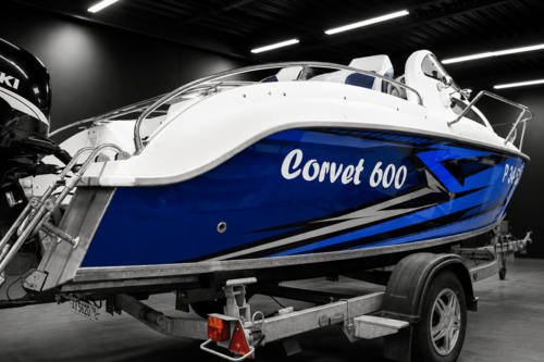 Оклейка лодки Corvet 600 фирменным виниловым дизайном — фотография 1