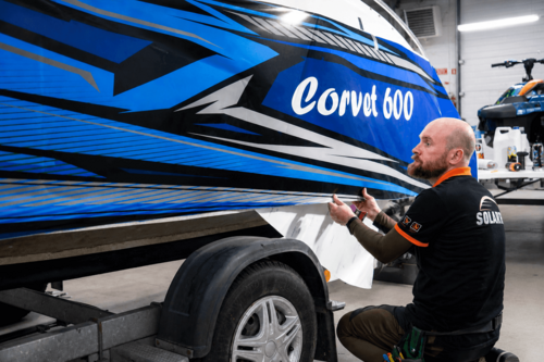 Оклейка лодки Corvet 600 фирменным виниловым дизайном — фотография 2