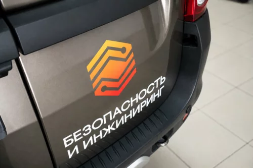 Брендирование LADA Largus Cross для компании «Безопасность и Инжиниринг» — фотография 3