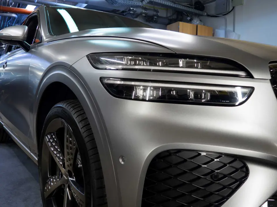 Genesis GV70 - полная оклейка кузова матовой антигравийной плёнкой - фотография 1
