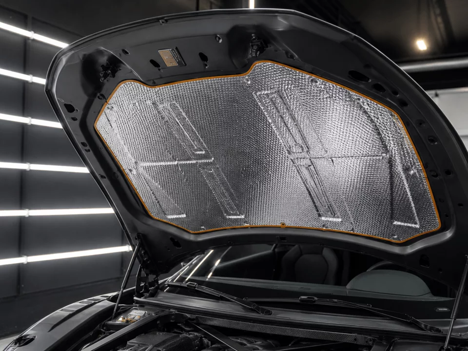 Шумоизоляция капота Audi R8 - дополнительный комфорт для спортивного автомобиля - фотография 1