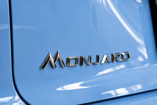 Geely Monjaro в небесно-голубой полиуретановой пленке - фотография 3