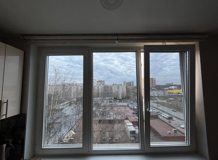 Установка солнцезащитной пленки STR20SISRPS в квартире на Байконурской улице