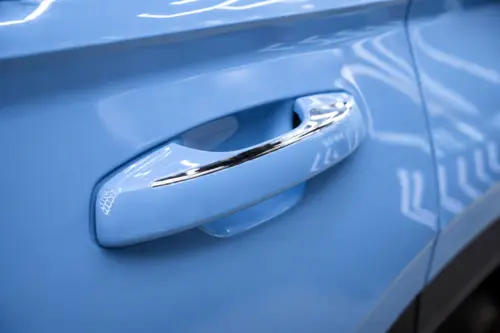 Geely Monjaro в небесно-голубой полиуретановой пленке - фотография 5
