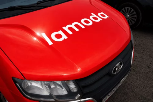 Сделали брендирование автомобиля для Lamoda - фотография 3