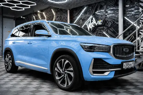 Geely Monjaro в небесно-голубой полиуретановой пленке - фотография 4