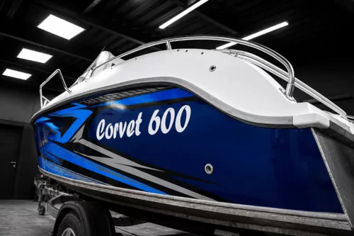 Оклейка лодки Corvet 600 фирменным виниловым дизайном - фотография 6