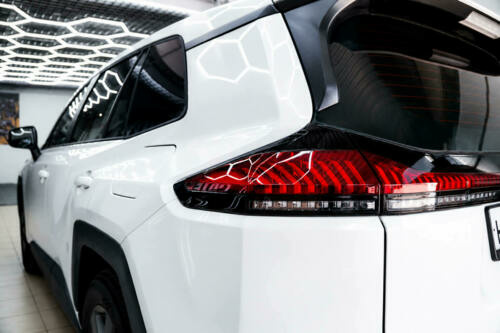 Оклейка антигравийной плёнкой Toyota RAV4 — фотография 3