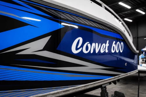 Оклейка лодки Corvet 600 фирменным виниловым дизайном - фотография 5