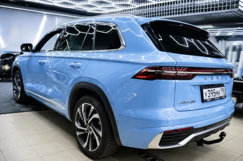Geely Monjaro в небесно-голубой виниловой пленке — фотография 3