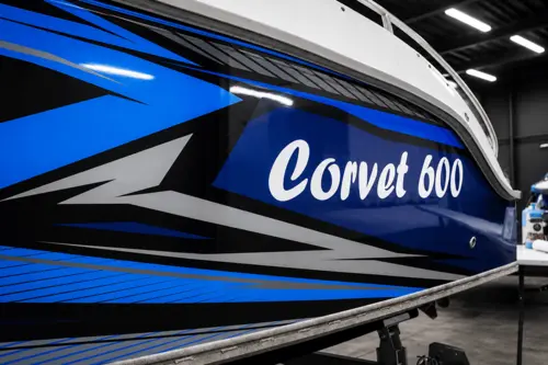 Оклейка лодки Corvet 600 фирменным виниловым дизайном - фотография 5